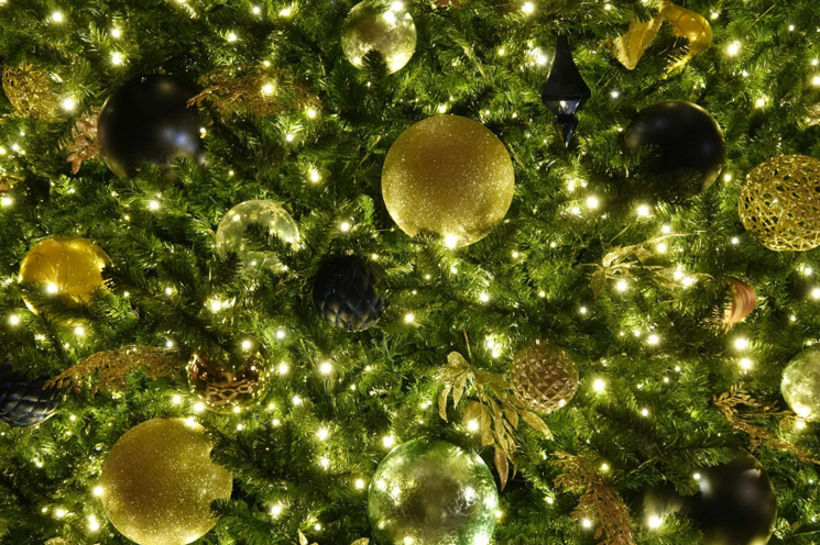 Why Artificial Christmas Trees are Perfect for Traveling During Wedding Season and Spring Fling